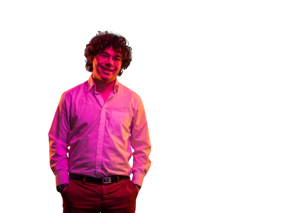 Portrait d'Aurélien Codet de Boisse, cofondateur et CEO de BeretPlan, en chemise sous un éclairage néon rose