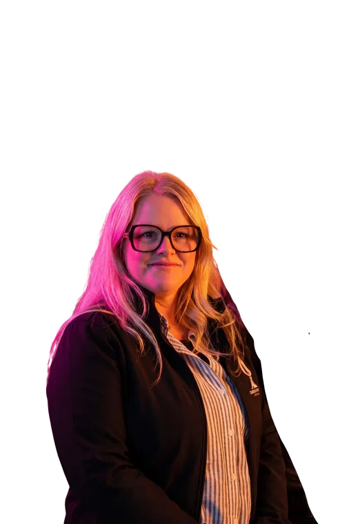 Portrait de Marie-Lou Gérin, cofondatrice et CMO de BeretPlan, souriante sous un éclairage néon rose et orange